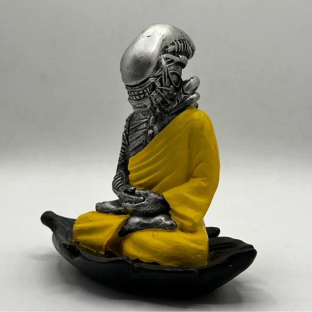 Sci-Fi Alien Romulus xenomorph Buddha monk funny  mashup meditation‎ statue NWOT
